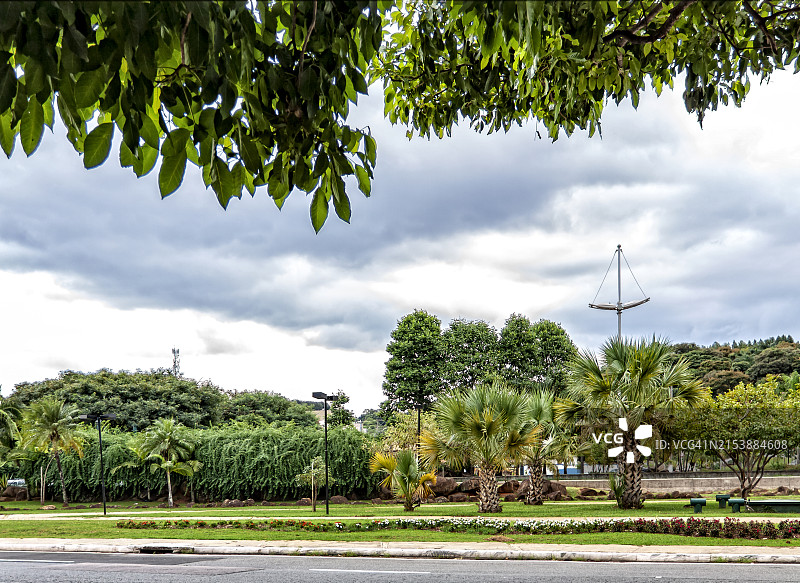 巴西容迪亚伊孔塞桑阿帕雷西达广场景色，树木和观赏植物繁多图片素材