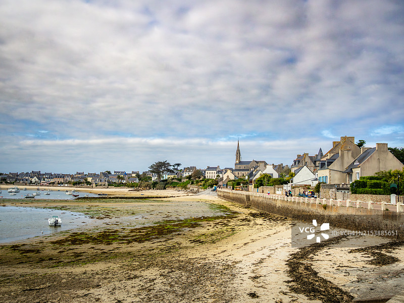巴兹岛码头和港口退潮时的景色，背景是圣母-杜邦-塞库尔天主教堂和房屋，法国图片素材