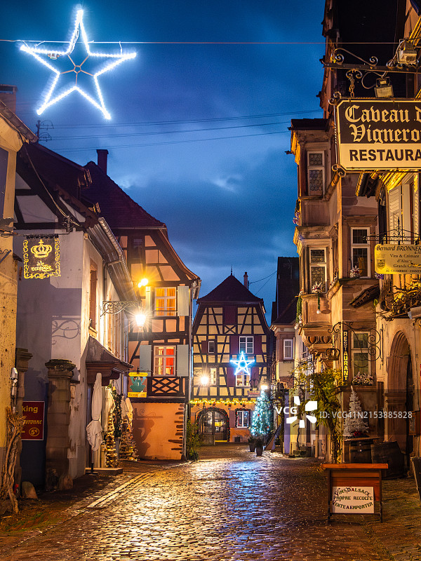 里克威尔中世纪老城鹅卵石小巷，餐厅和葡萄酒商店在圣诞市场期间装饰一新，上莱茵省-阿尔萨斯-法国东部图片素材