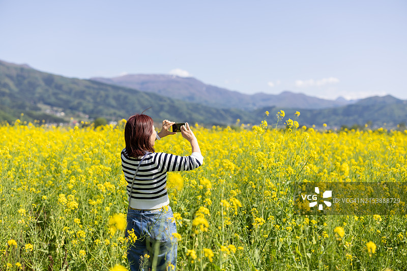 独自旅行的女人图片素材