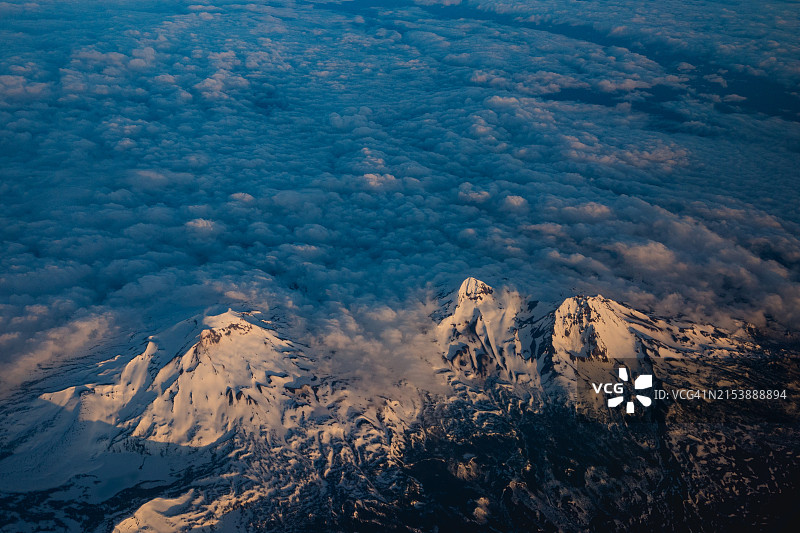 俄勒冈州喀斯喀特山脉三姐妹峰鸟瞰图片素材