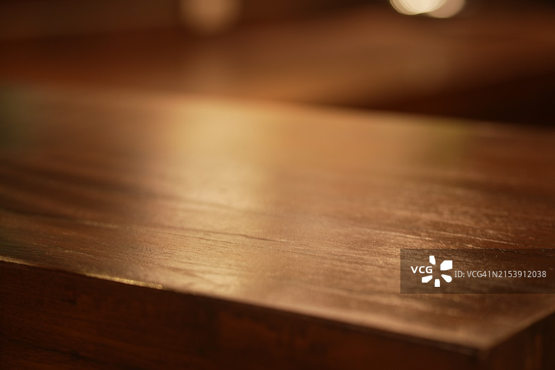 模糊背景上的棕色空木桌图片素材