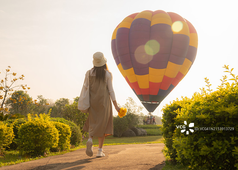 快乐的亚洲女性参观泰国清莱省的气球节。热气球节每年在许多地方举行图片素材