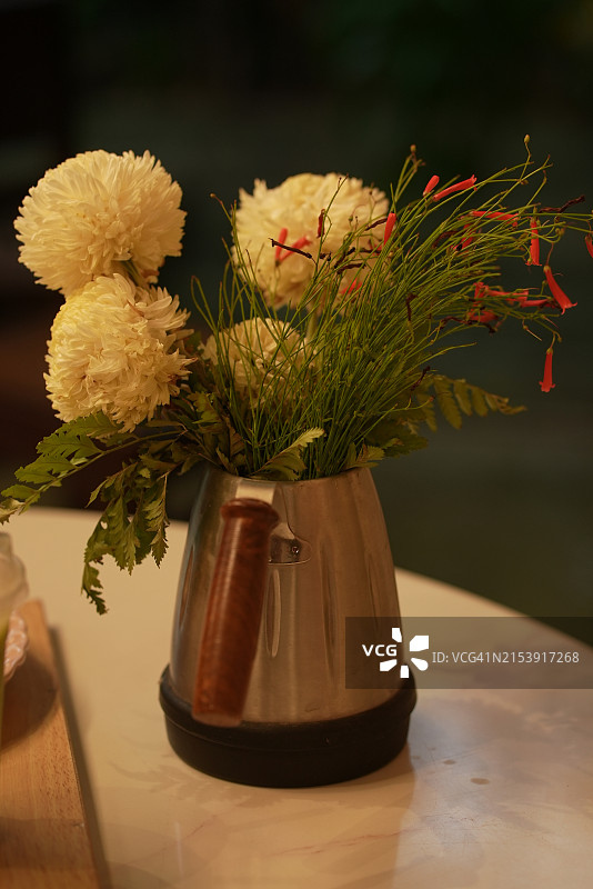 罐子里的干燥白花图片素材