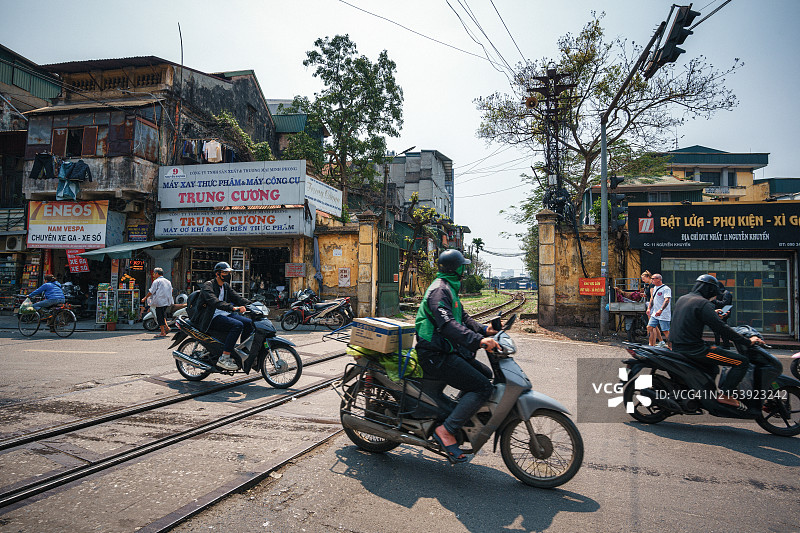 越南河内市中心区域的摩托车图片素材