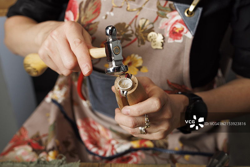 女珠宝商手工制作戒指图片素材
