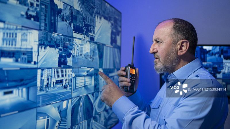 男子与安防监控互动图片素材