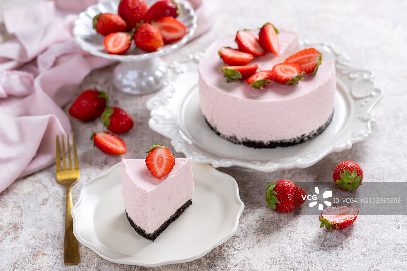 免烤芝士蛋糕配新鲜草莓，浅灰色桌面，夏季甜点，选择性聚焦，留白图片素材