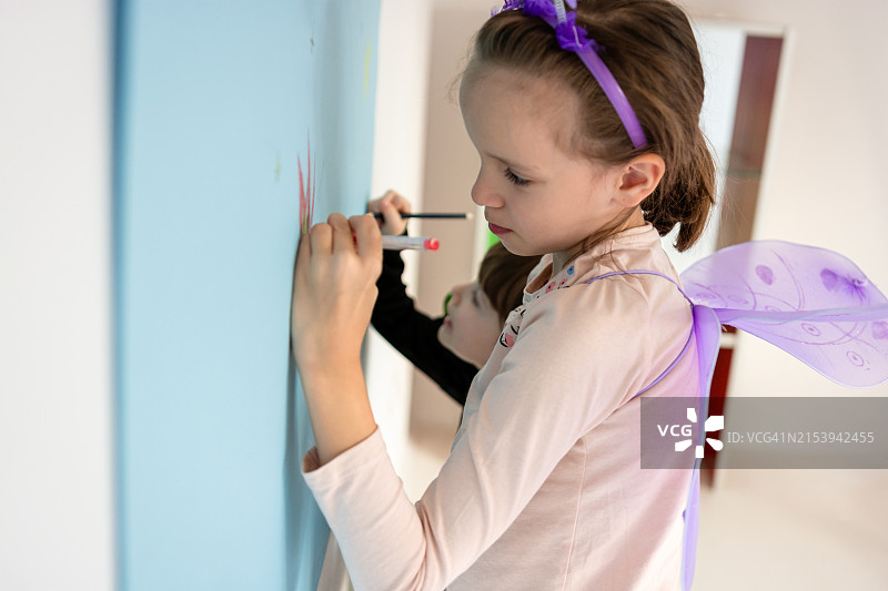 女孩在室内绘画的特写图片素材
