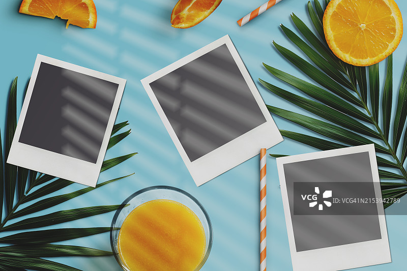 沙滩上的即时打印照片和相机图片素材