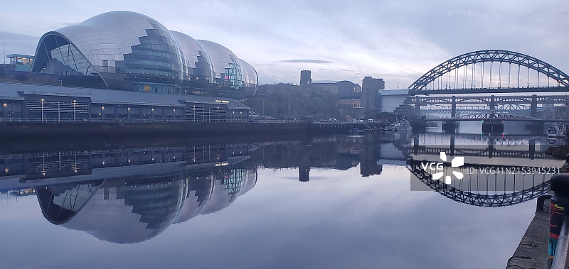 从纽卡斯尔看到的泰恩河岸，展示了三座桥梁和圣人中心图片素材