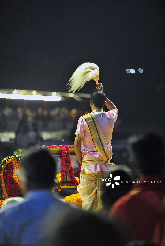 印度瓦拉纳西的印度教信徒参加恒河夜祭图片素材