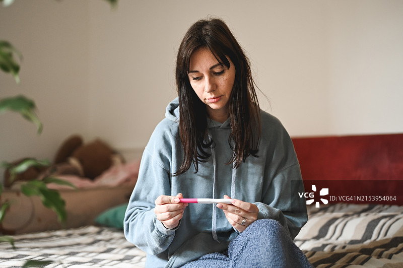 正在查看验孕棒的女人图片素材