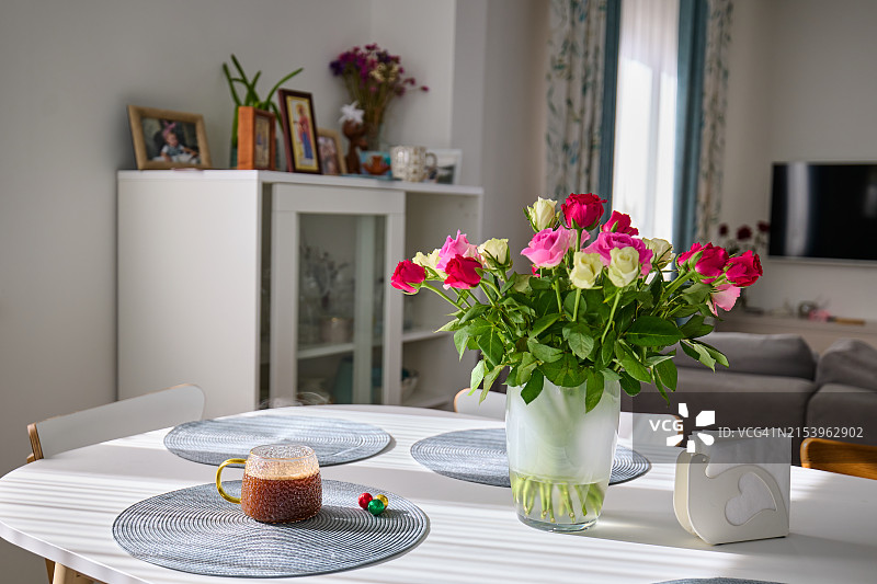 鲜花咖啡早餐桌图片素材