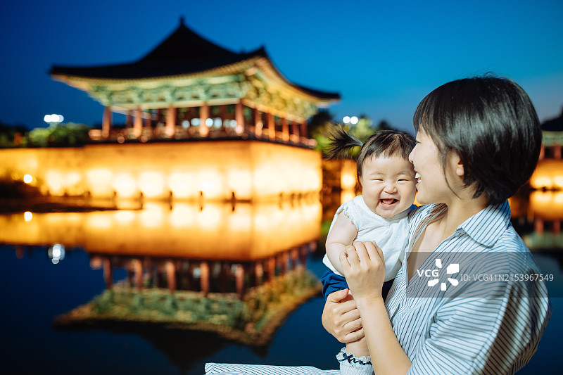 东宫与月池（雁鸭池）的夜晚图片素材
