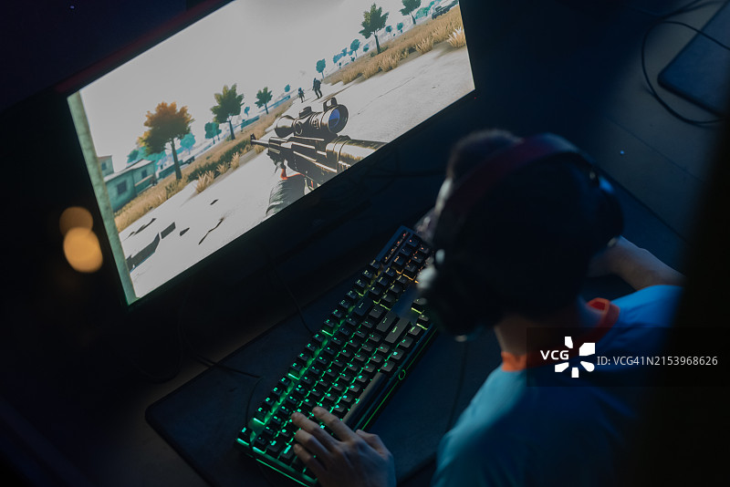 参加决赛的亚洲男性电竞选手图片素材