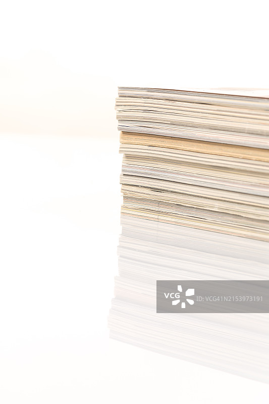 白色背景上的彩色杂志特写图片素材