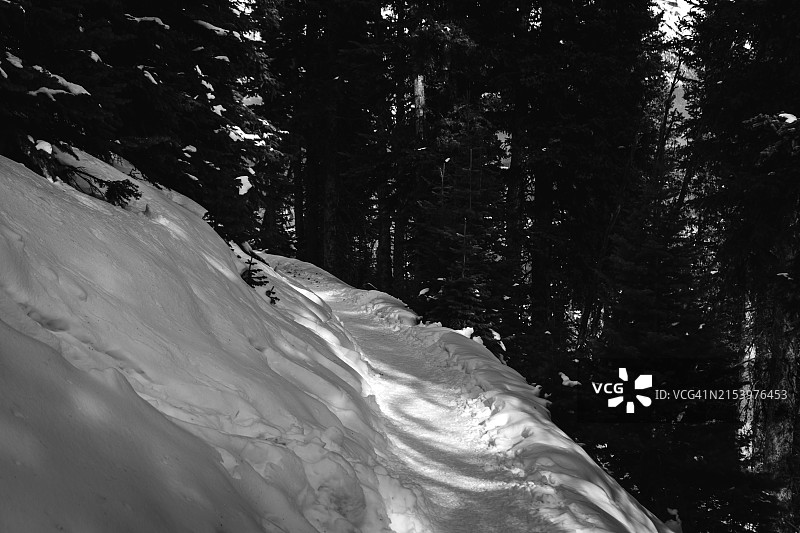 黑白雪山小路图片素材