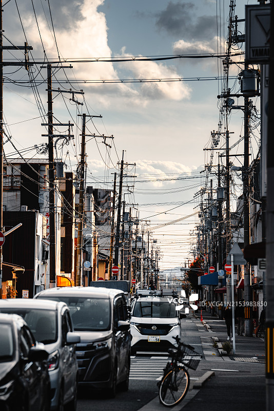 有汽车和架空电线的城市街道图片素材