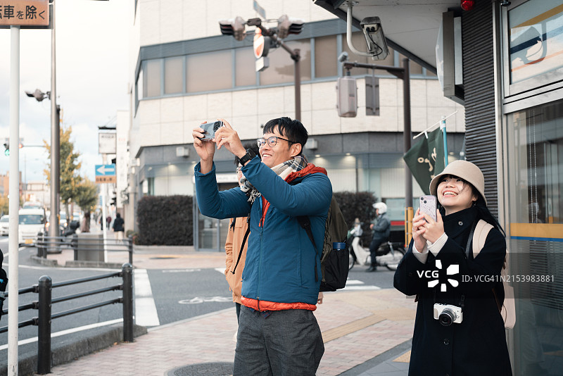 游客捕捉城市瞬间图片素材