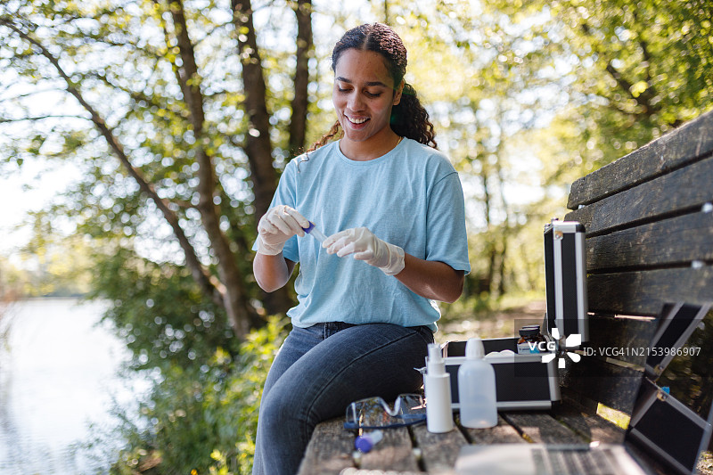 年轻女人在户外进行环境测试图片素材