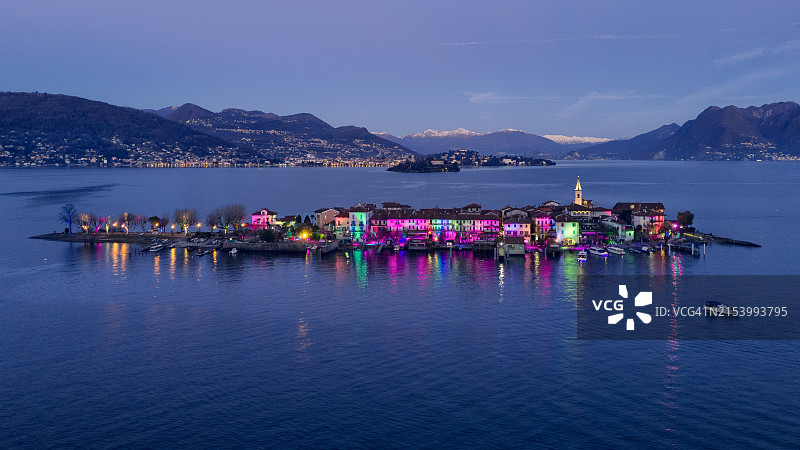 马焦雷湖渔夫岛的节日照明图片素材