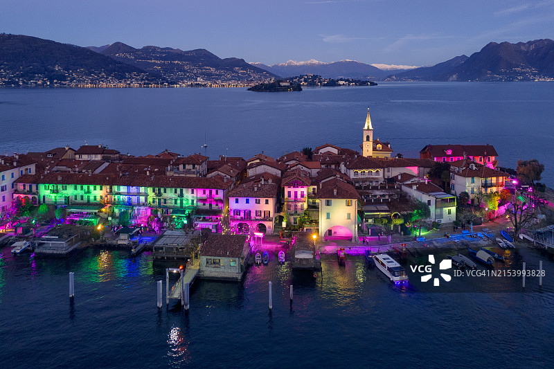 马焦雷湖渔夫岛的节日照明图片素材