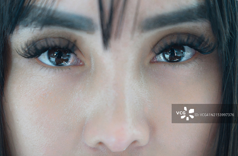 美丽的菲律宾女性的眼睛图片素材