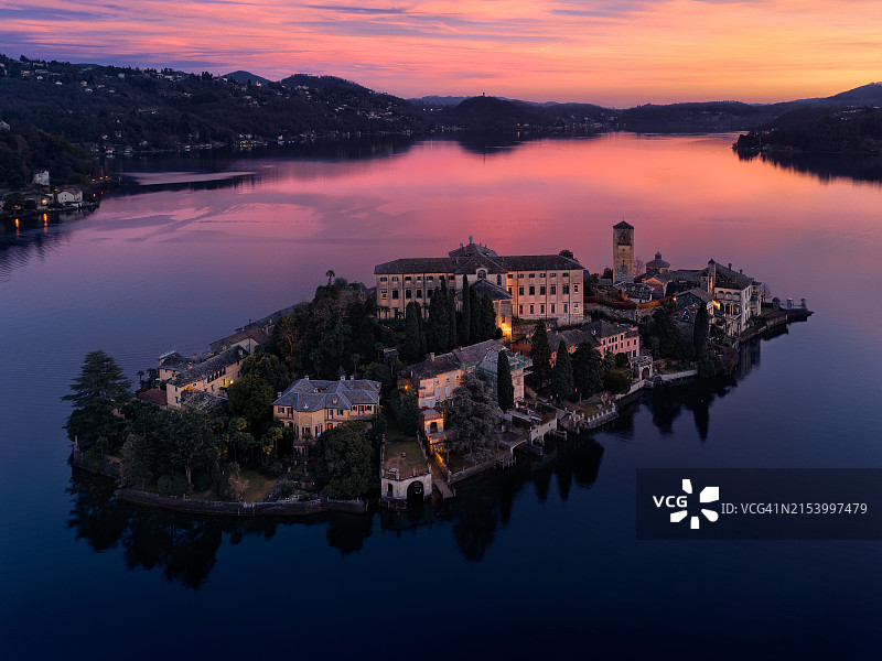 意大利皮埃蒙特韦尔巴诺-库西奥-奥索拉省日落时分的奥尔塔湖和圣朱利奥岛图片素材