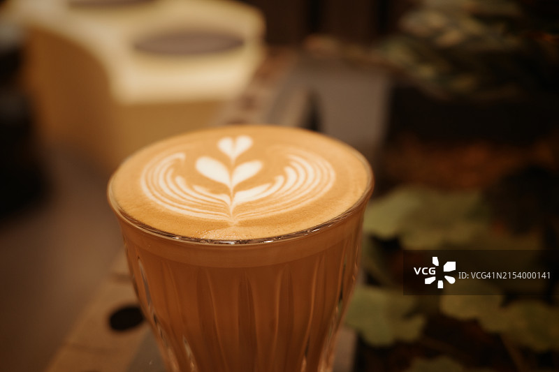 桌子上的卡布奇诺咖啡特写图片素材