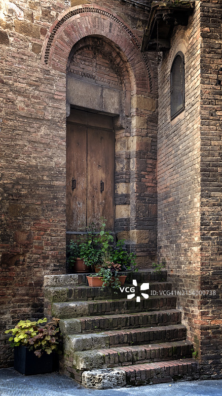 意大利锡耶纳的古老石头台阶和门廊图片素材