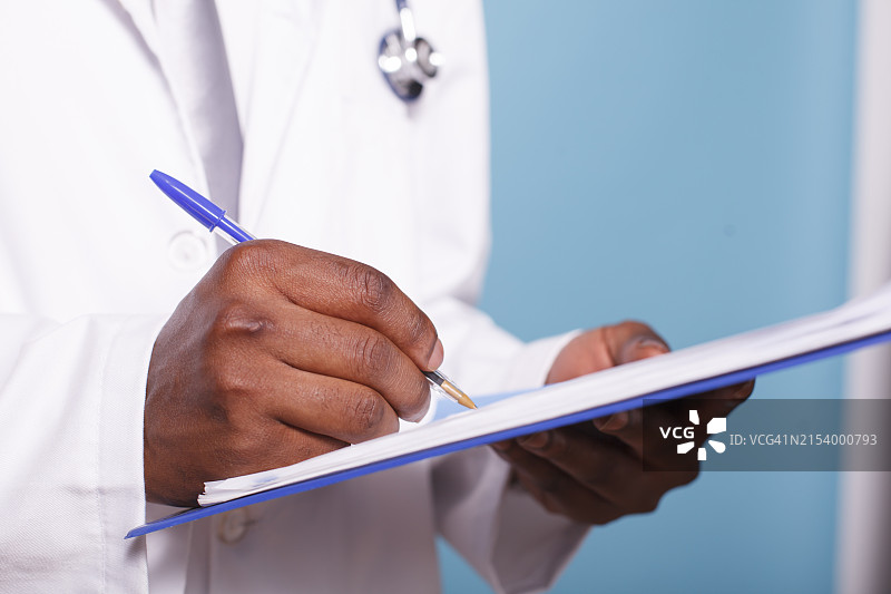 医生在纸上书写的身体中部特写图片素材
