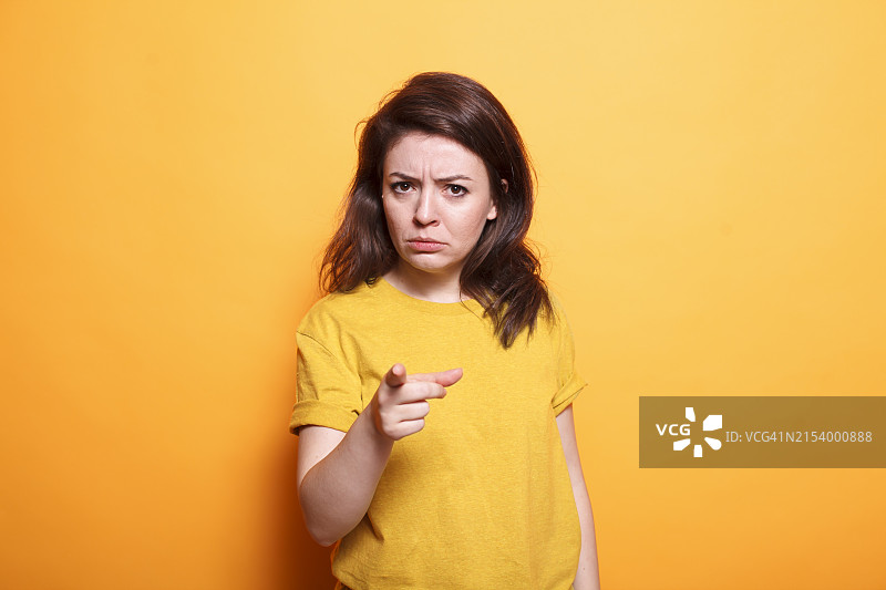 站在橙色背景前的女人 портрет图片素材