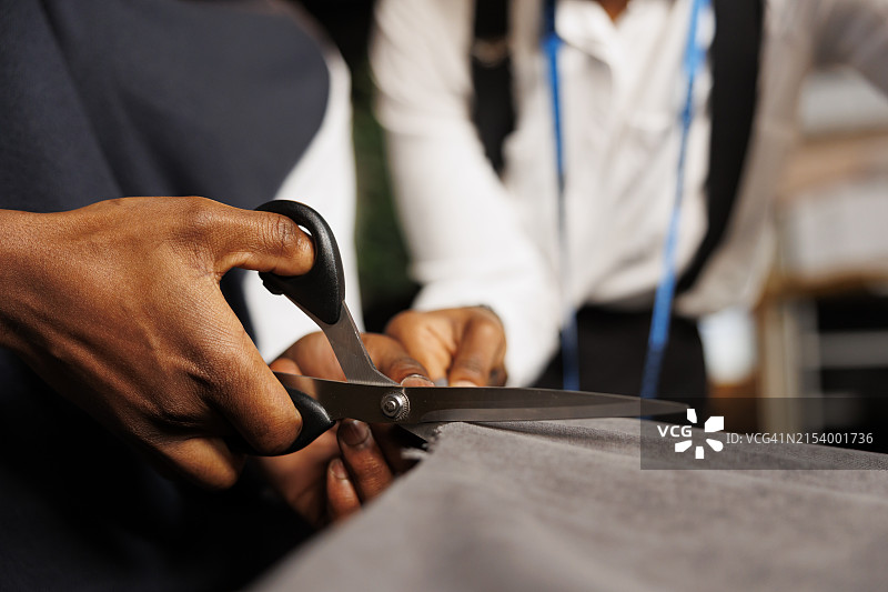 医生切割剪贴板的腰部特写图片素材