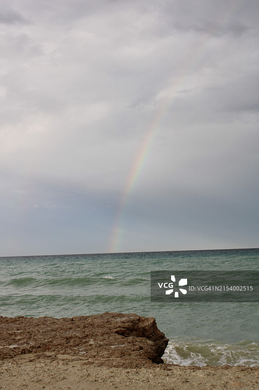 伊朗天空中的彩虹美景图片素材
