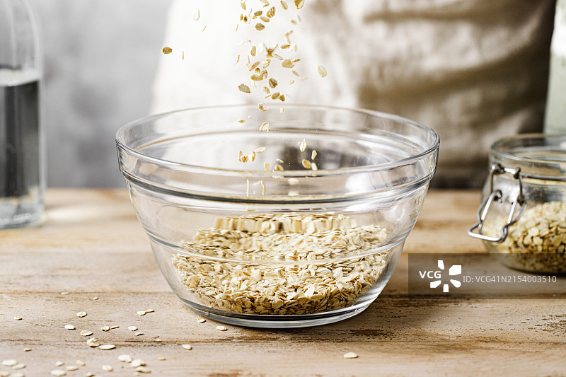 木桌上玻璃碗中燕麦片特写图片素材