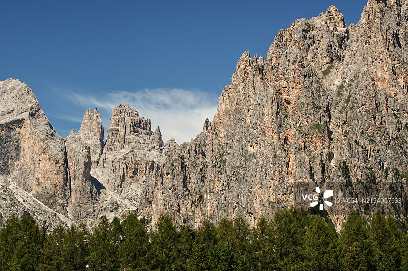 意大利圣焦瓦尼迪法萨岩石仰视角度图片素材