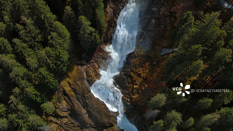森林中瀑布的美景图片素材