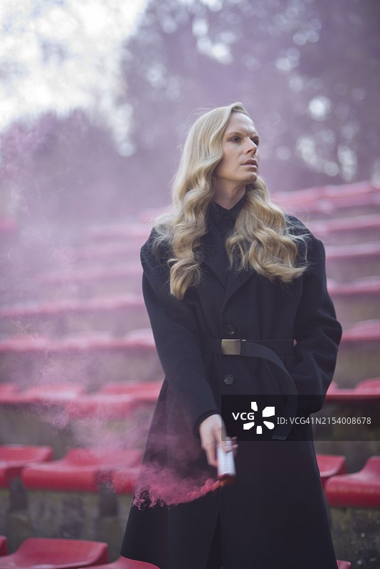 站在台阶上的年轻女人图片素材