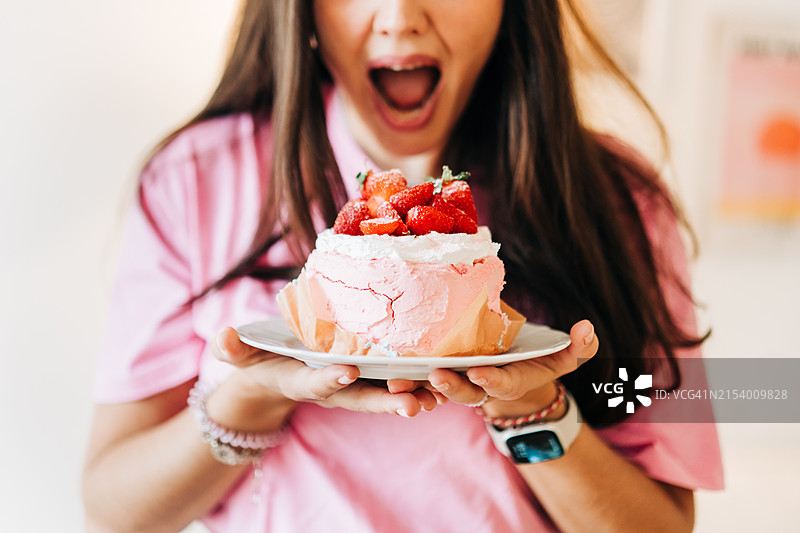 吃蛋糕的女人图片素材