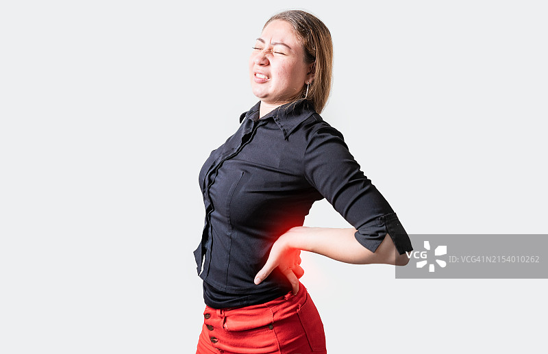 背痛的妇女站在白色背景前图片素材