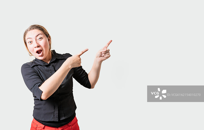 在白色背景下做手势的年轻女人肖像，尼加拉瓜马那瓜图片素材