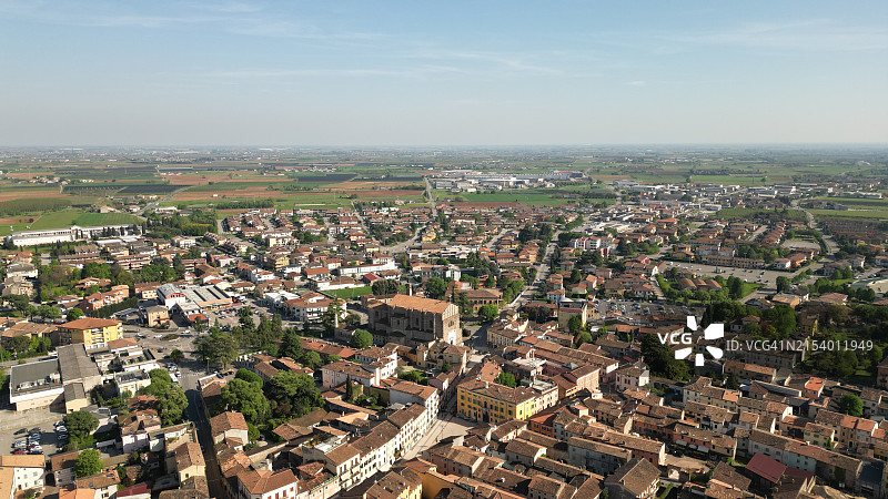 高角度的城市景观对着天空图片素材