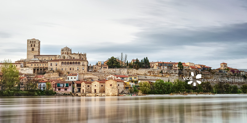 天空下河边的建筑景观图片素材