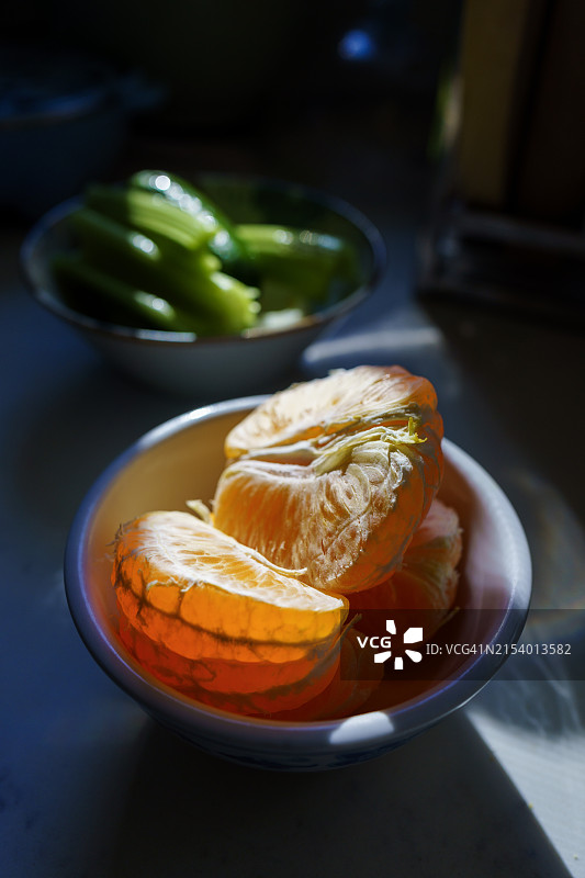 美国加州圣何塞，碗里的橙子特写图片素材