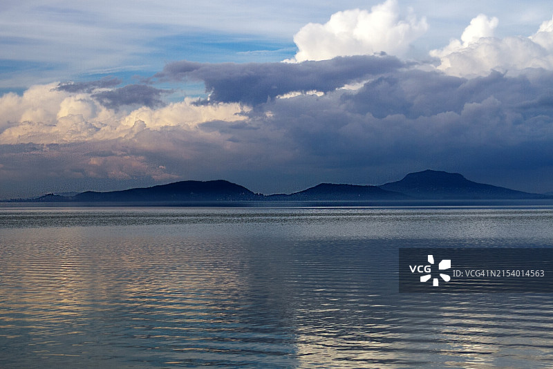 大海对着天空的美景图片素材