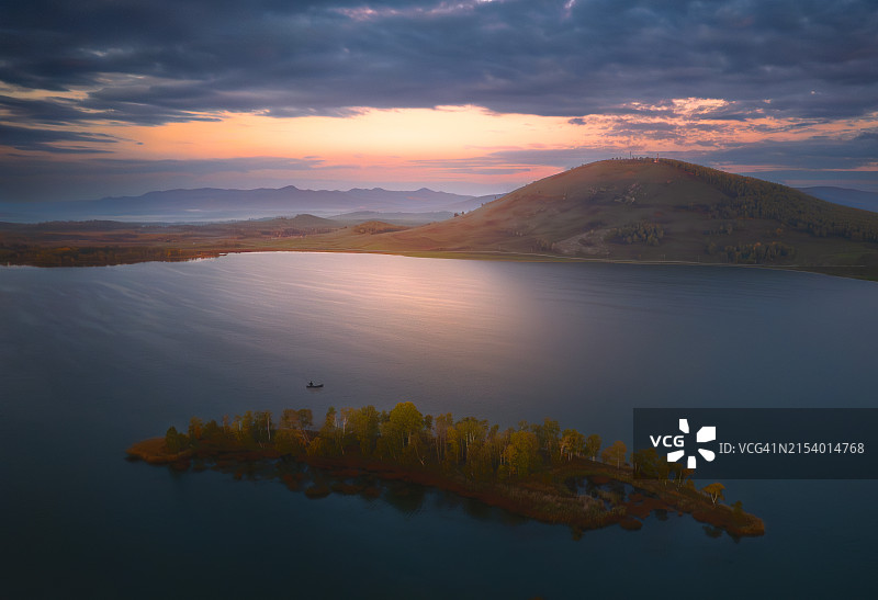 日落时湖对天空的风景图片素材