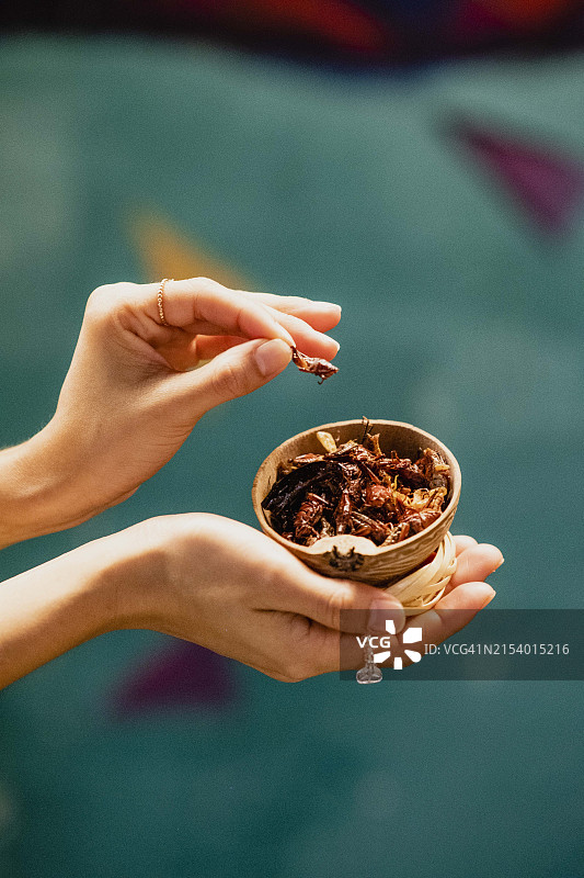 拿着甜点的女人手部特写，墨西哥图片素材