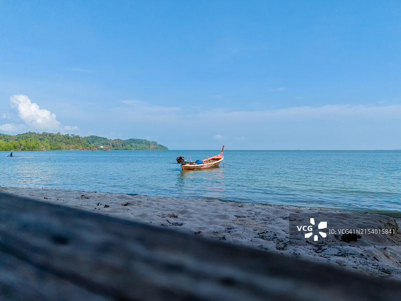 停泊在海上的传统船只图片素材