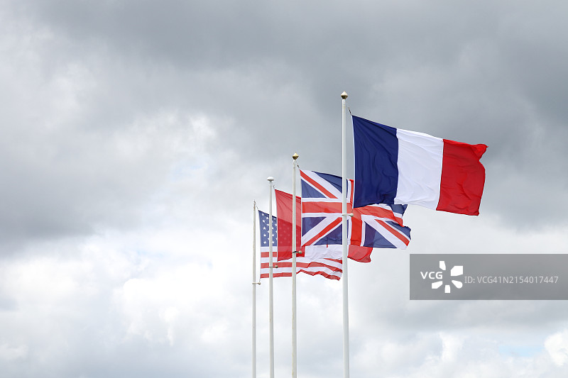 诺曼底阴天下的旗帜图片素材